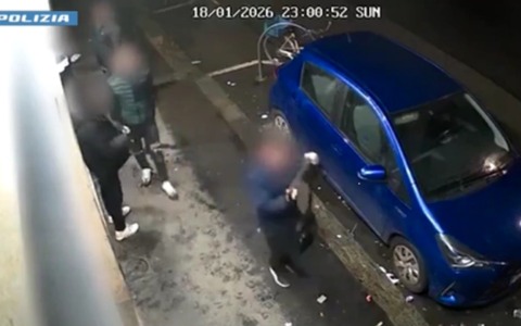 Rapina fuori da una sala scommesse ad Aurora: due arresti della Polizia