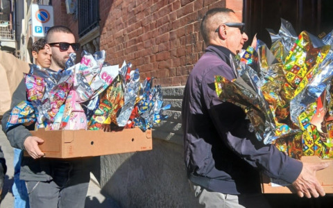 CasaPound dona decine di uova di Pasqua ai bambini in difficoltà