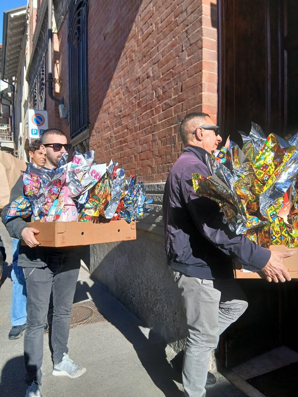 CasaPound dona decine di uova di Pasqua ai bambini in difficoltà