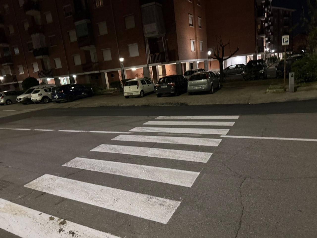 Il giorno prima il Comune dipinge  le strisce pedonali,  ma quello successivo la ditta riasfalta il manto stradale