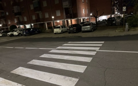 Il giorno prima il Comune dipinge  le strisce pedonali,  ma quello successivo la ditta riasfalta il manto stradale