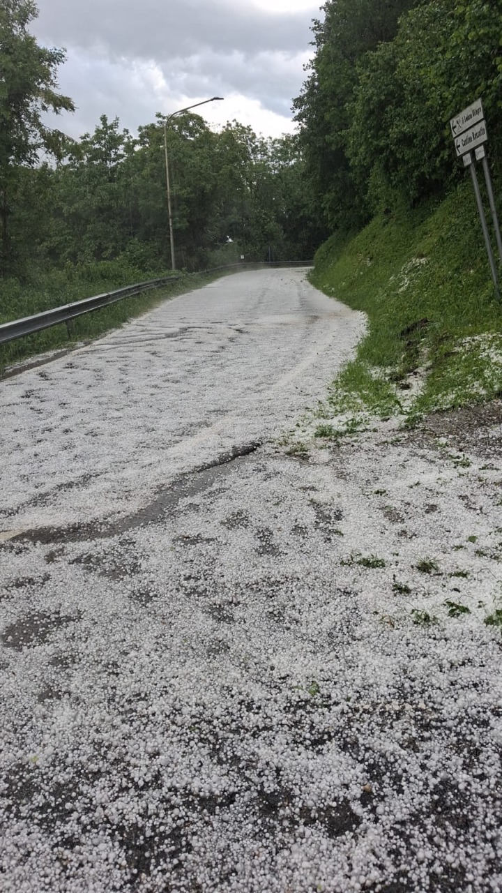 Cinzano colpita da una violenta grandinata
