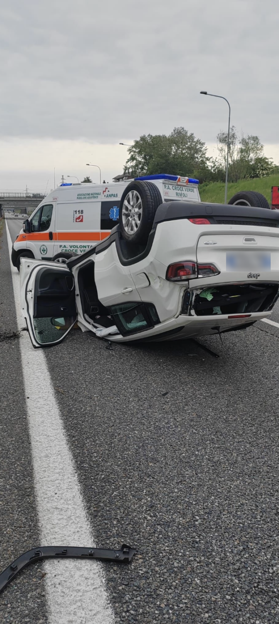 Auto si ribalta sulla Tangenziale Nord: traffico in tilt a Venaria