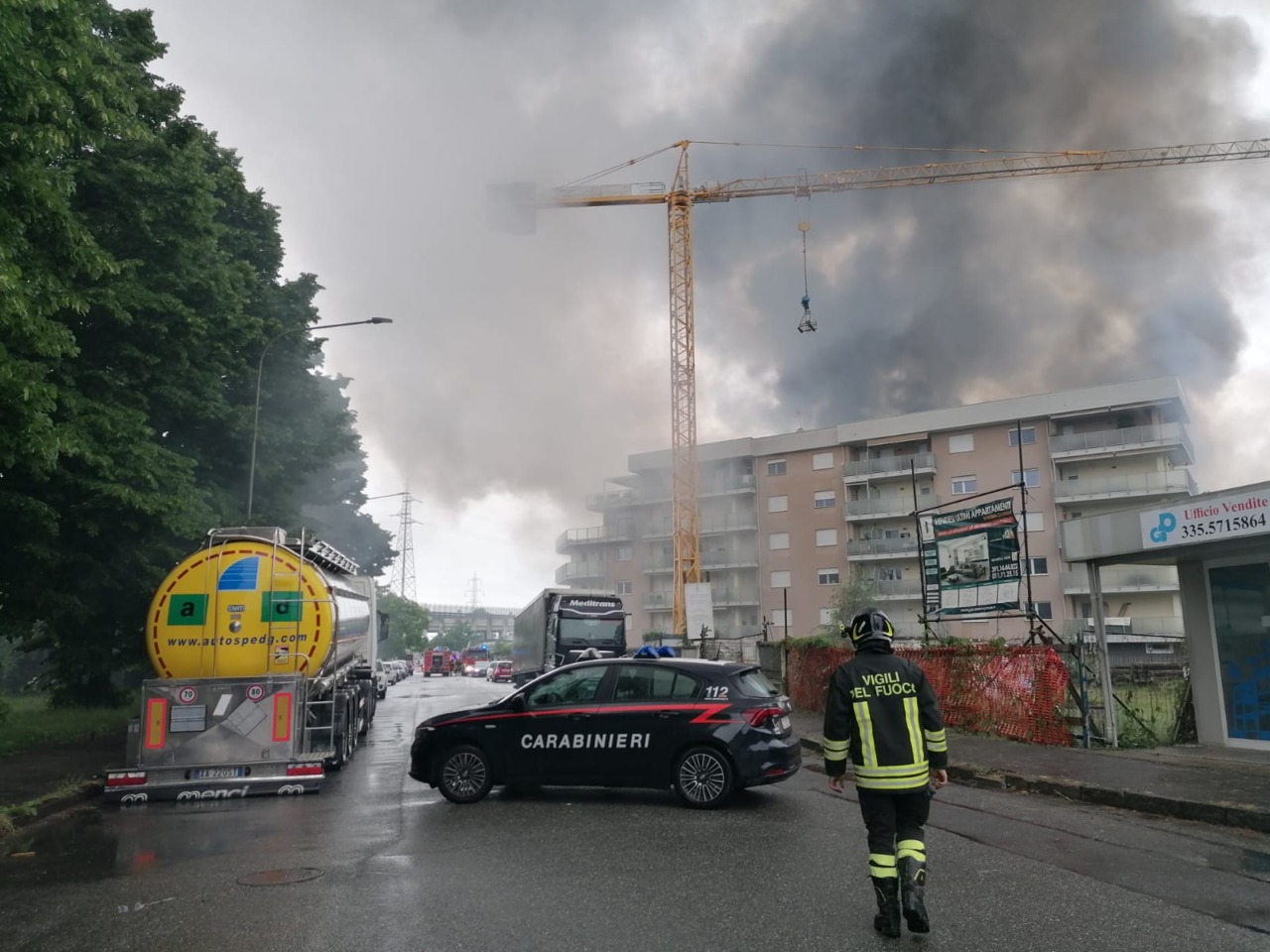 Vasto incendio a Settimo: Vigili del Fuoco in azione per domare le fiamme