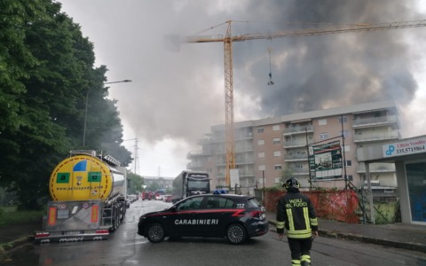 Vasto incendio a Settimo: Vigili del Fuoco in azione per domare le fiamme