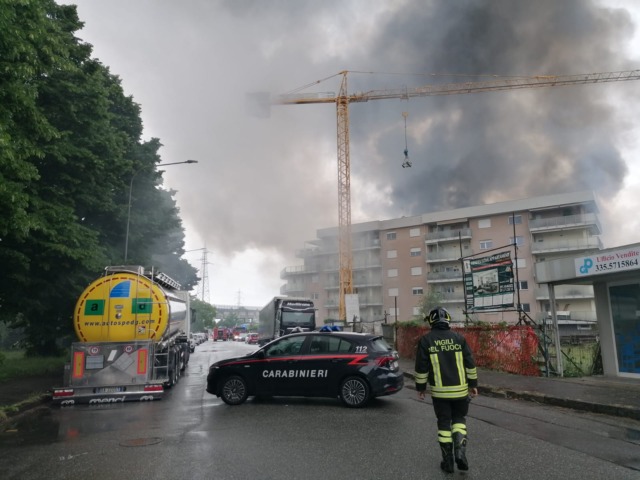 Vasto incendio a Settimo: Vigili del Fuoco in azione per domare le fiamme