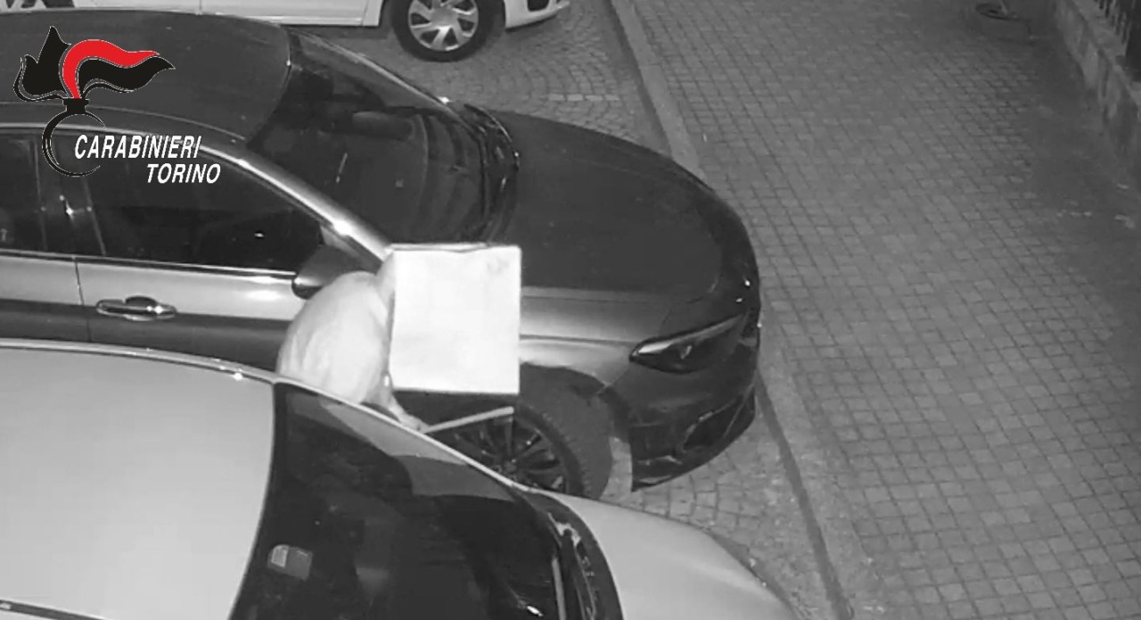 Incappucciato e armato di bastone danneggia auto in strada: denunciato
