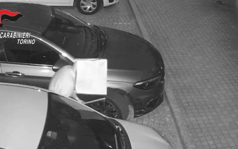 Incappucciato e armato di bastone danneggia auto in strada: denunciato