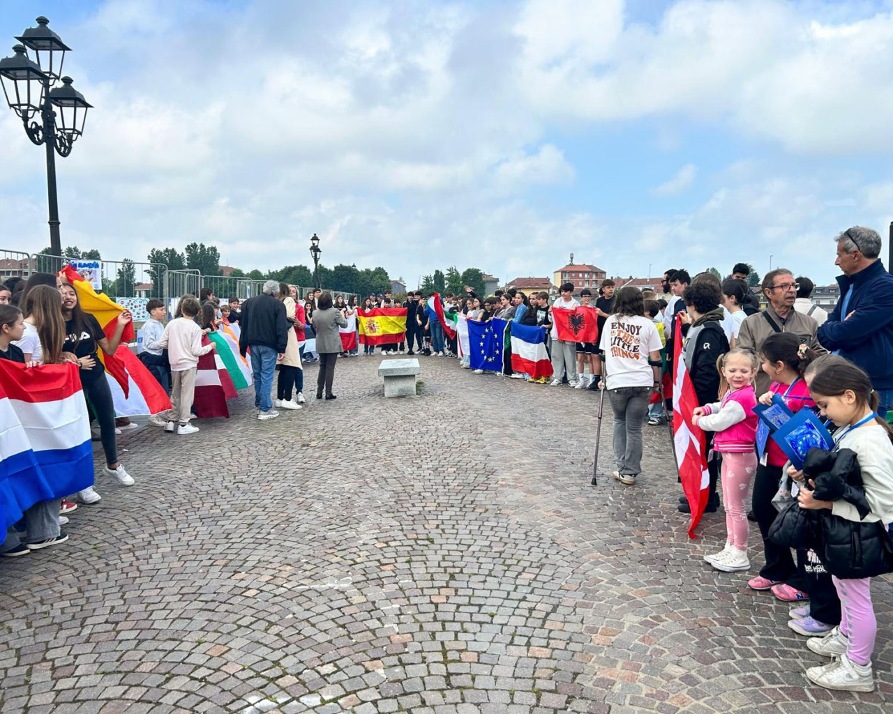 Giornata dell’Europa, bandiere e inni sul Ponte Vecchio di San Mauro
