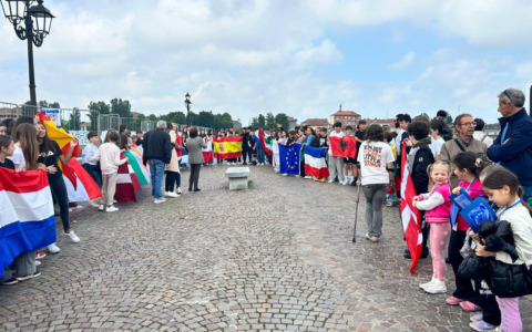 Giornata dell’Europa, bandiere e inni sul Ponte Vecchio di San Mauro