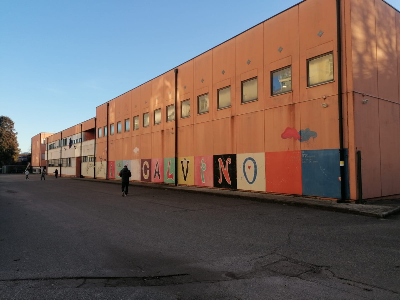 Dopo i furti di bici alla scuola Calvino, pronte le telecamere e i «chiudi porta» automatici