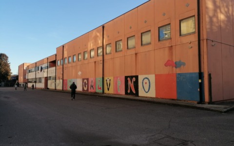 Dopo i furti di bici alla scuola Calvino, pronte le telecamere e i «chiudi porta» automatici