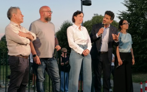 Elly Schlein alla Festa del Pd e quell’abbraccio con Piastra