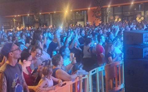 Cristina D’Avena conquista Settimo: folla entusiasta al Summer Village del Settimo Cielo