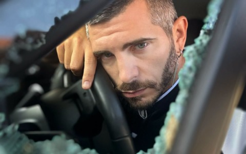 Augelli vittima di un furto: rompono il vetro dell’auto e rubano i suoi effetti personali