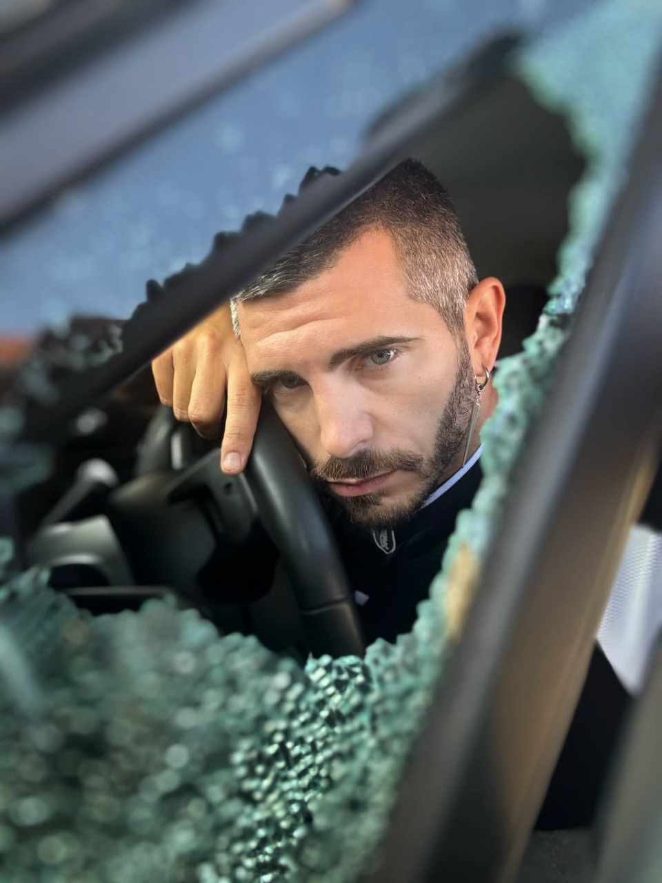 Augelli vittima di un furto: rompono il vetro dell’auto e rubano i suoi effetti personali