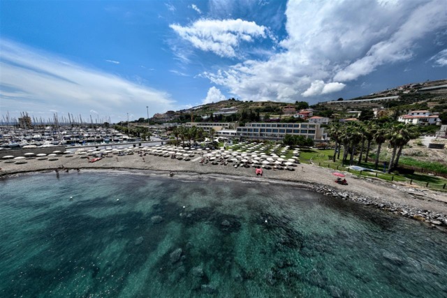 Vacanze nella Riviera dei Fiori: l’offerta ricettiva tra mare e sport per la stagione estiva