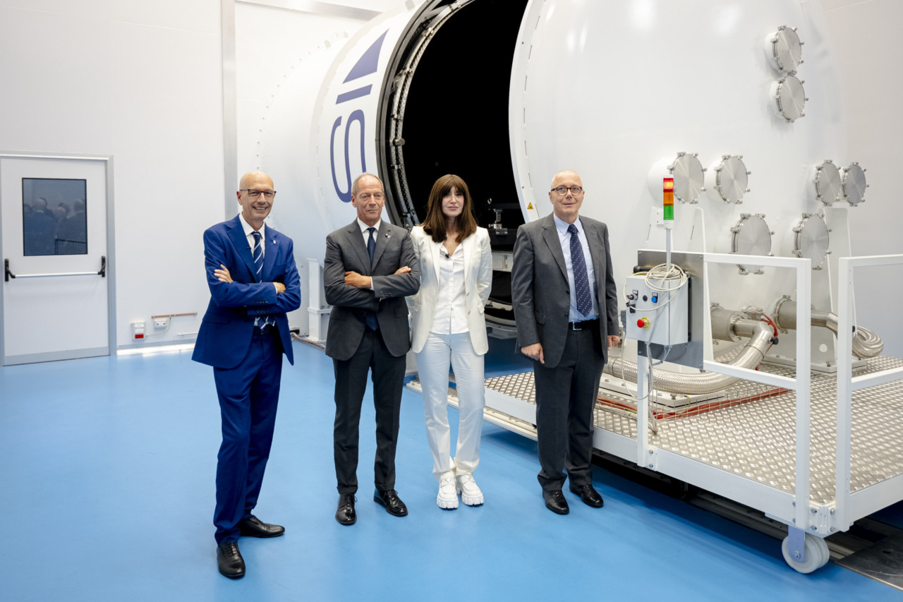 Il ministro Bernini visita la fabbrica di satelliti di Space Industries a Settimo: «Un ponte tra presente e futuro»
