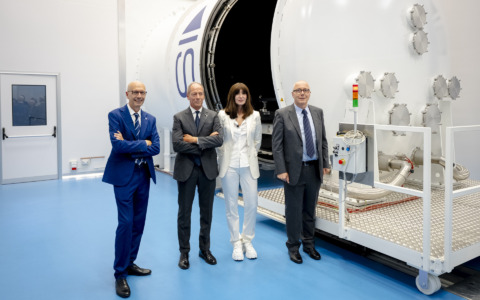 Il ministro Bernini visita la fabbrica di satelliti di Space Industries a Settimo: «Un ponte tra presente e futuro»