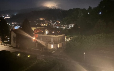 Via Torino ( dalla Croce a Pescatori) al buio da giorni dopo i temporali