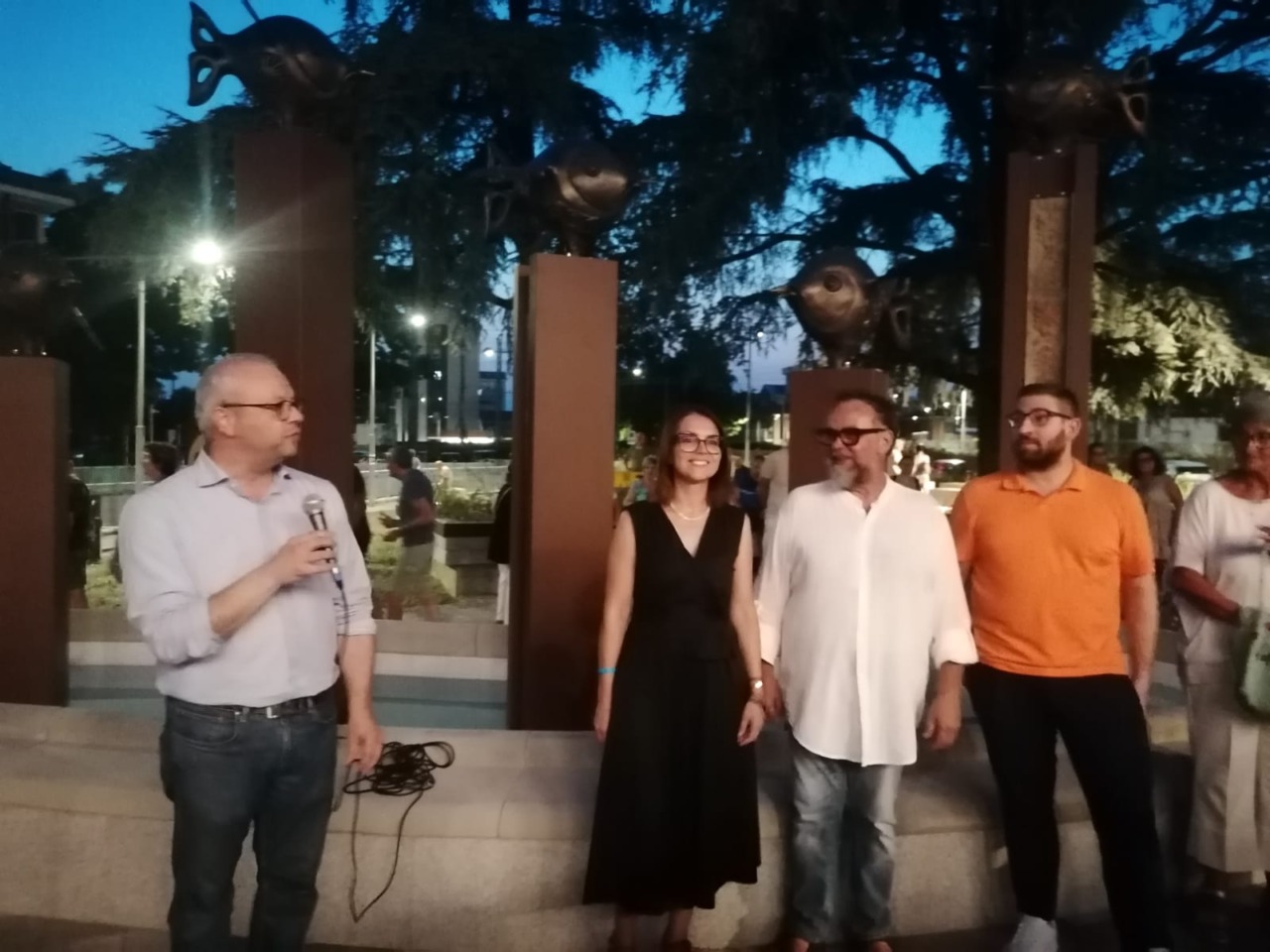 Accesa la fontana “Come pesci fuor d’acqua”, davanti alla Pieve