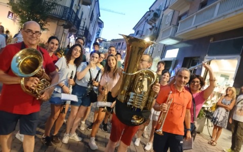 Giovedì di Luglio, il centro di Settimo si riempie di persone: aperte le iscrizioni alla caccia al tesoro