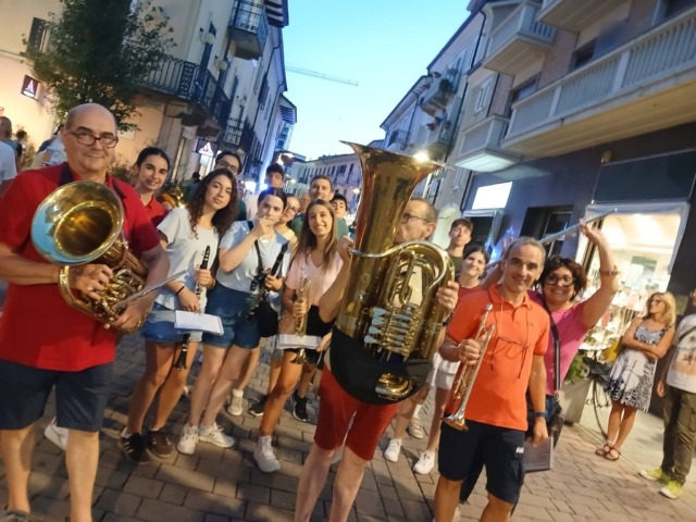 Giovedì di Luglio, il centro di Settimo si riempie di persone: aperte le iscrizioni alla caccia al tesoro