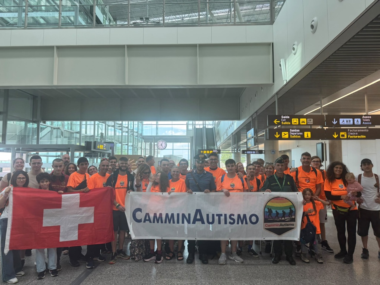 CamminAutismo arriva in Galizia: ad accoglierli la Guardia Civil e i Carabinieri. «Da qui comincia il nostro viaggio»