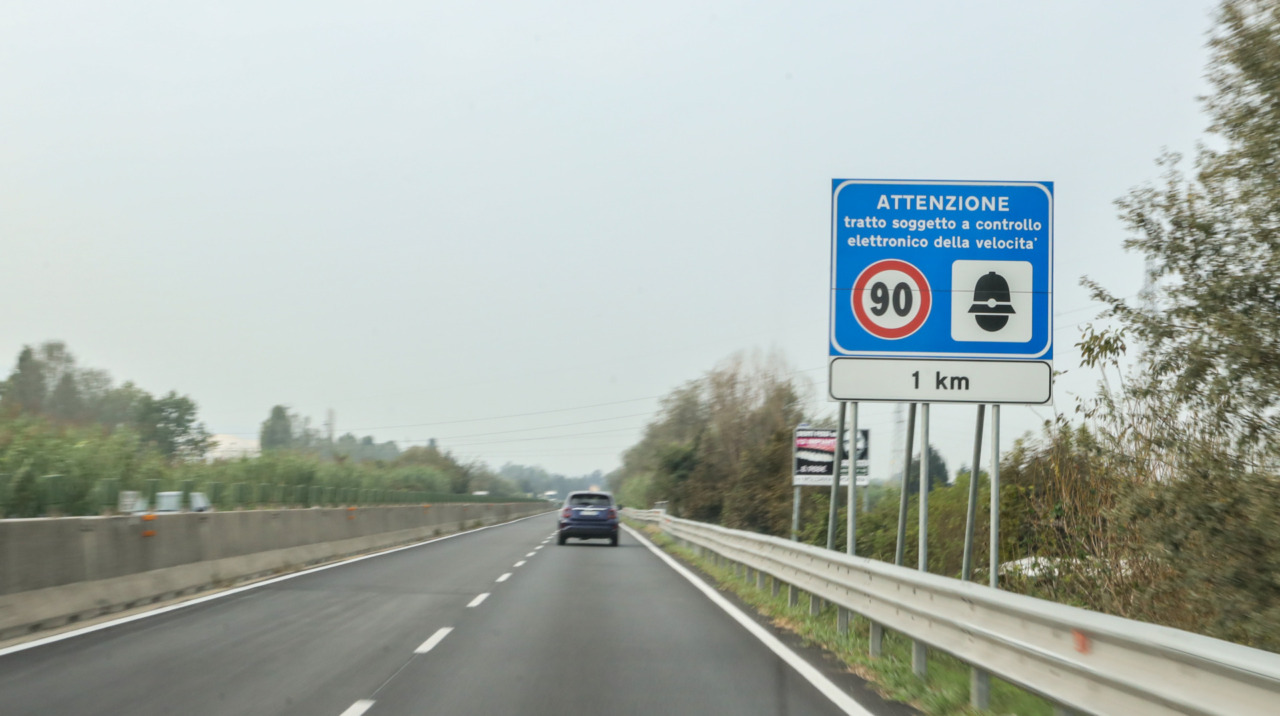 L’autovelox sulla Superstrada 11 non è a norma: il Comune lo spegne