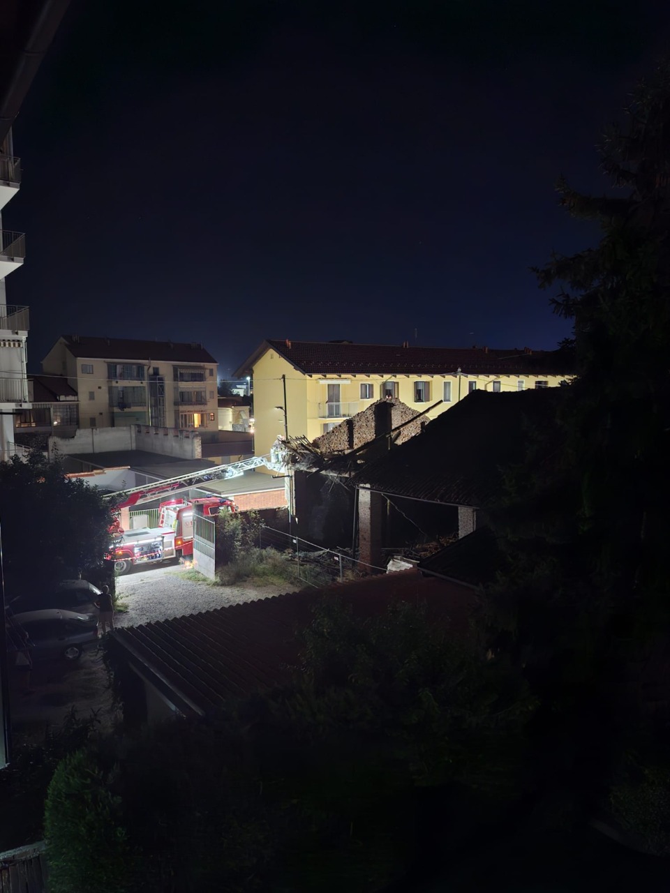 Crolla una vecchia tettoia a Settimo Torinese: forte boato nella serata