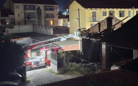 Crolla una vecchia tettoia a Settimo Torinese: forte boato nella serata