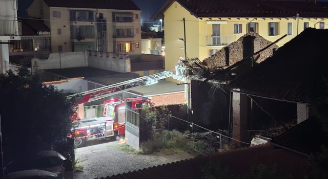 Crolla una vecchia tettoia a Settimo Torinese: forte boato nella serata