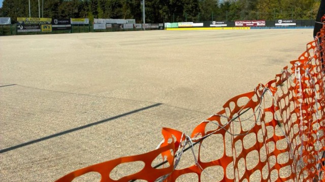 Campo sintetico di San Mauro, il Comune: «Consegna entro l’11 ottobre»