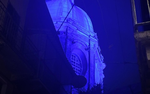 Il “Cucurin” illuminato di sera nella settimana che porta alla Festa Patronale