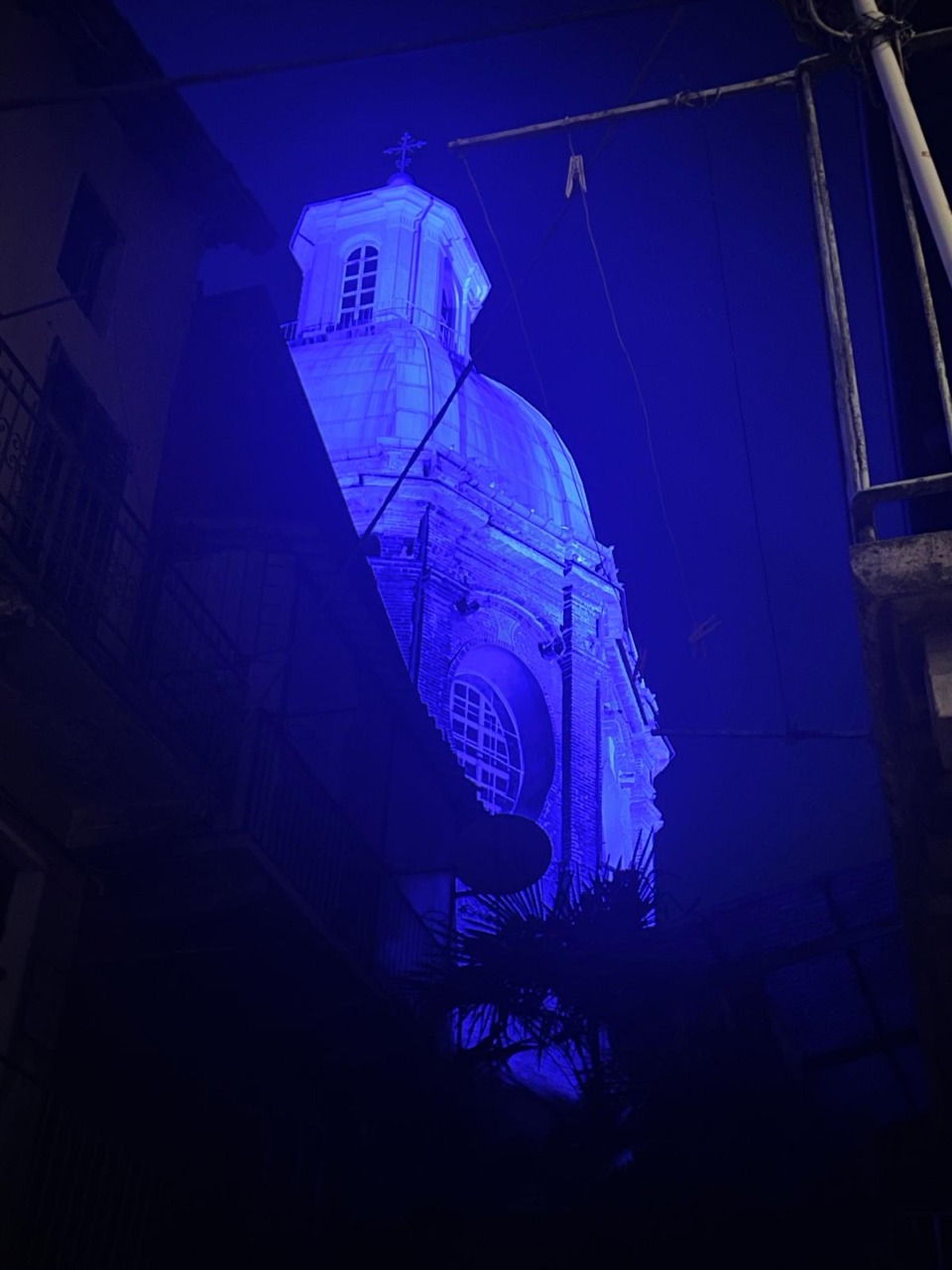 Il “Cucurin” illuminato di sera nella settimana che porta alla Festa Patronale