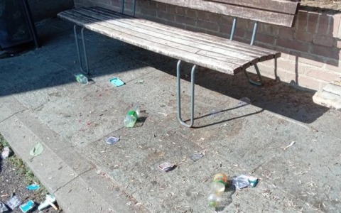 Sputi, schiamazzi fino a tarda notte e sgommate  con i motorini sotto i portici