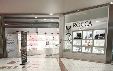 Un colpo da «professionisti»: svaligiata la gioielleria Rocca