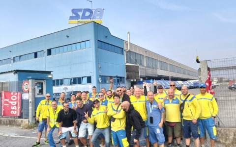 Sda, sciopero a Settimo: «Lavoratori fermi contro i bassi salari»