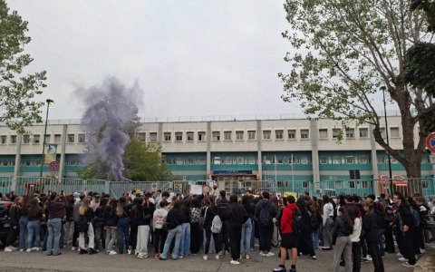 Settimo, sciopero degli studenti all’ex 8 Marzo: un centinaio di ragazzi davanti ai cancelli