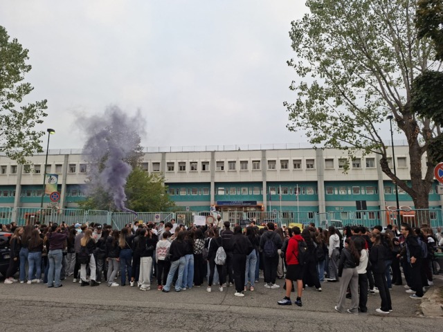 Settimo, sciopero degli studenti all’ex 8 Marzo: un centinaio di ragazzi davanti ai cancelli