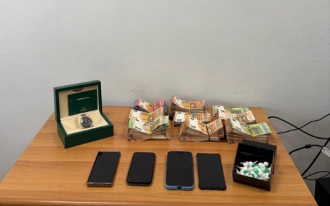 In casa cocaina e oltre 62mila euro in contanti: arrestato un 38enne