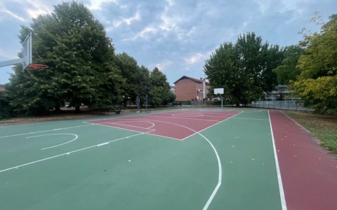 A Settimo una nuova piastra sportiva aperta a tutti: il campo da basket della Gramsci è gratuito