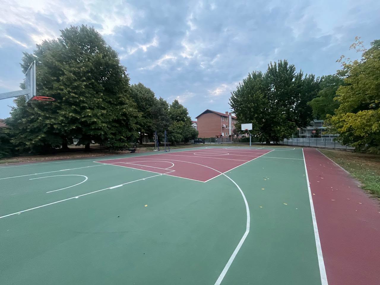 A Settimo una nuova piastra sportiva aperta a tutti: il campo da basket della Gramsci è gratuito