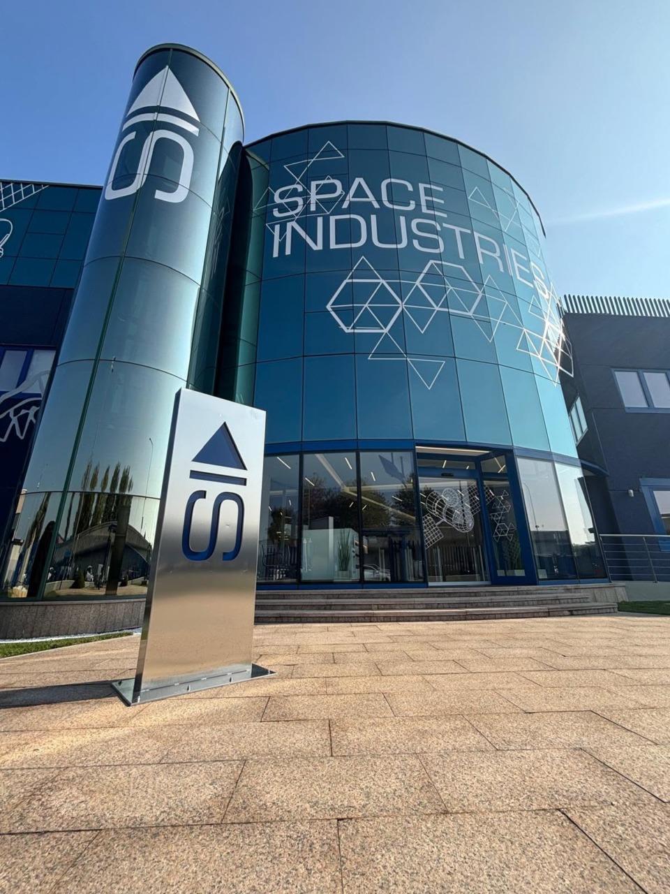 Settimo Torinese, Space Industries apre lo stabilimento per produrre satelliti: investimento da 20 milioni