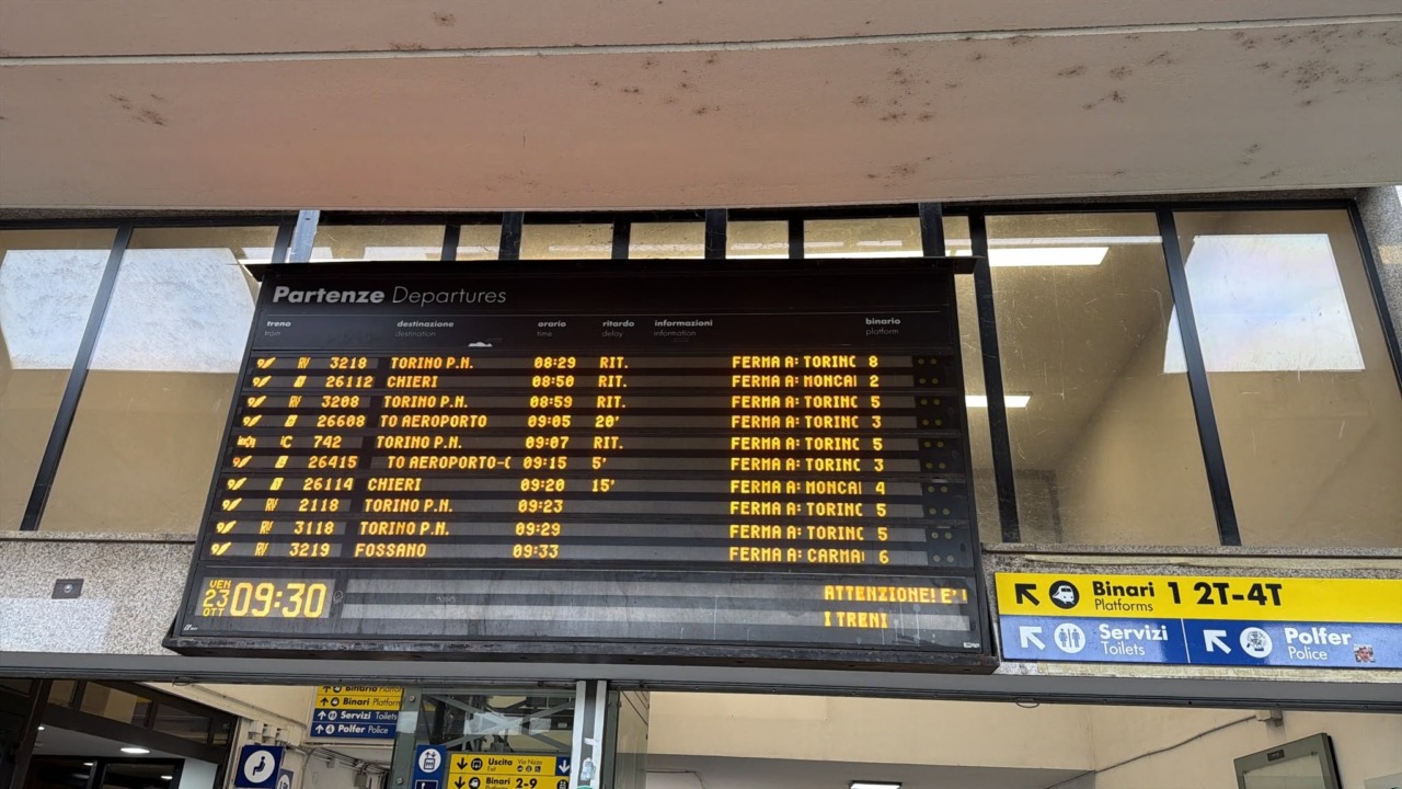 Pendolari in rivolta a Settimo: «Ritardi, cancellazioni e corse limitate, così il servizio ferroviario fa pena»